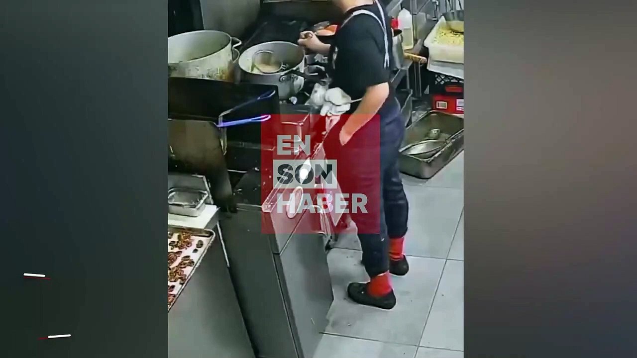 Telefonunu kızartma yağına düşüren talihsiz çalışan