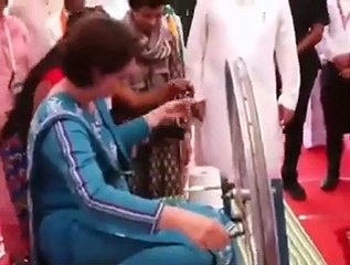Priyanka Gandhi In Kanker :  'पंचायत राज महासम्मेलन' में प्रियंका गांधी ने चलाया चरखा, देखें video