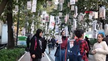 Les livres pendus avant la Foire du livre de Kocaeli ont été récupérés en quelques minutes