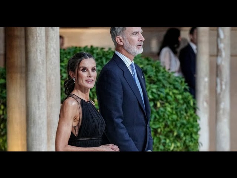 VIDEO: Letizia d'Espagne : Bronzée et élégantissime dans une robe de flamenco, son mari Felipe VI tr