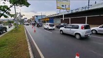 Vídeo: motociclista morre ao derrapar e bater em árvore na Via Expressa