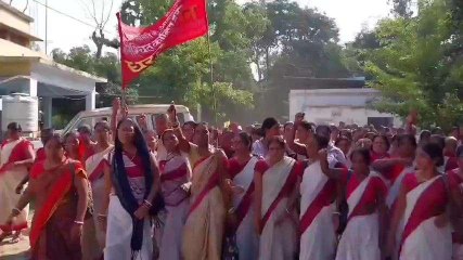 अरवल: मांगों में विलंब होते देख आक्रोशित हुई सेविकाएं, CDPO कार्यालय का किया घेराव