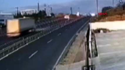 Tekirdağ'da Ters Şeride Giren Minibüs ile Hafif Ticari Araç Çarpıştı: 1 Ölü, 1 Yaralı