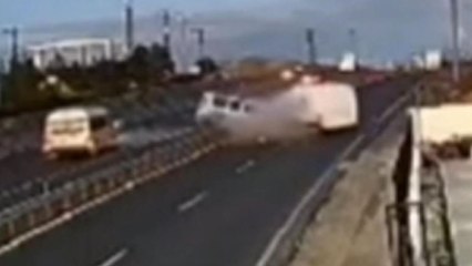 Araçlar kafa kafaya çarptı: 1 ölü