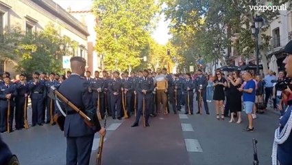 Emotiva pedida de mano en pleno desfile del 12 de octubre