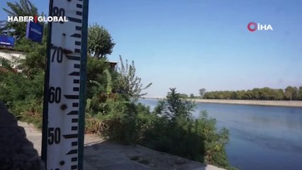 Tunca Nehri'ne atılan koltuk görenleri hayrete düşürdü