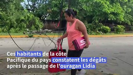 Des Mexicains constatent les dégâts causés par l'ouragan Lidia