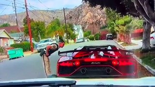Il assomme un policier en ouvrant la porte de sa Lamborghini lors d'un contrôle sans faire exprès (Vidéo) !