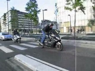 Incroyable Video Wheeling en Tmax par Vince94 (au ralenti)