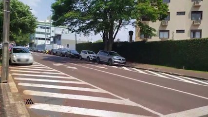 Motoristas não respeitam sinalização e estacionam em local proibido na Voluntários da Pátria