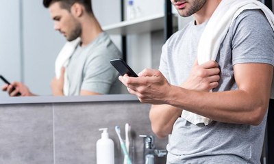احذر استخدام الهاتف في المرحاض