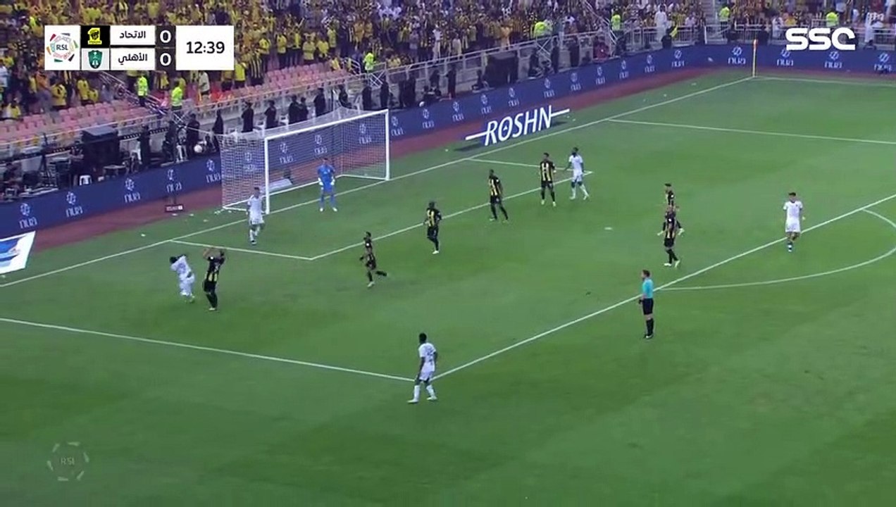 ِشاهد : تدخل قوي جداً علي رأس لاعب برشلونة السابق كيسي ونزول الدمـ.ـاء من رأسه