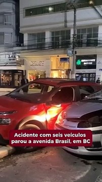 Acidente envolvendo seis veículos parou a avenida Brasil