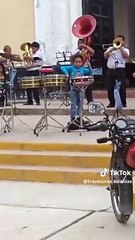 Niño sorprende tocando tarola a ritmo de marinera