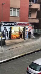 Les rues se sont transformées en une rivière tumultueuse