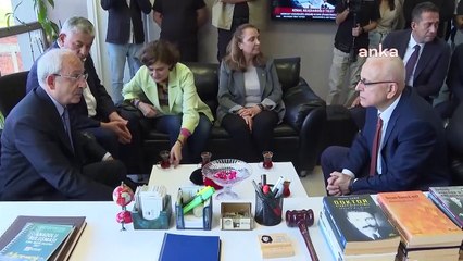 Kılıçdaroğlu a rendu visite à Merdan Yanardağ, qui a été libéré après 101 jours de détention： ＂Les intellectuels de ce pays sont dans le monde considéré par le gouvernement...