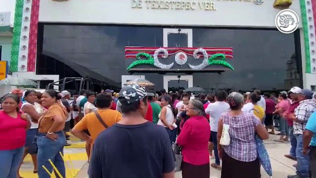 Presidenta de DIF incita a pobladores de Texistepec e intenta reventar sesión de Cabildo