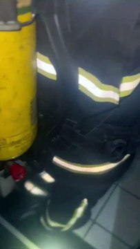 Bombeiros fazem buscas por vítimas em apartamento