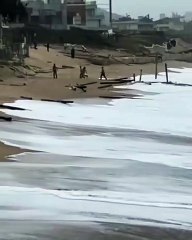 Avanço da maré no Morro das Pedras derruba paliçada