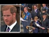 L'emotivo principe Harry guarda malinconicamente dall'altra parte del corridoio alla famiglia al fun