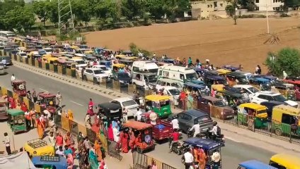 बागेश्वर धाम पंडित धीरेंद्र शास्त्री की कथा में भारी भीड़, लगा जाम