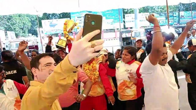 The team that returned victorious from the state level competition of Khelo MP Youth Games received a grand welcome.