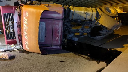 Bakırköy'de köprünün altına çarpan tır devrildi: 2 yaralı