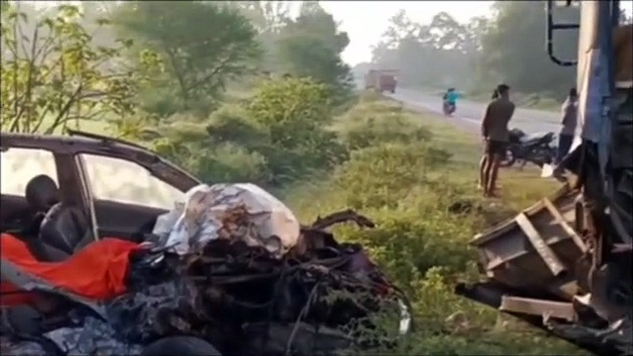 NH-30 पर हुआ भीषण हादसा... बेकाबू बस ने कार को...