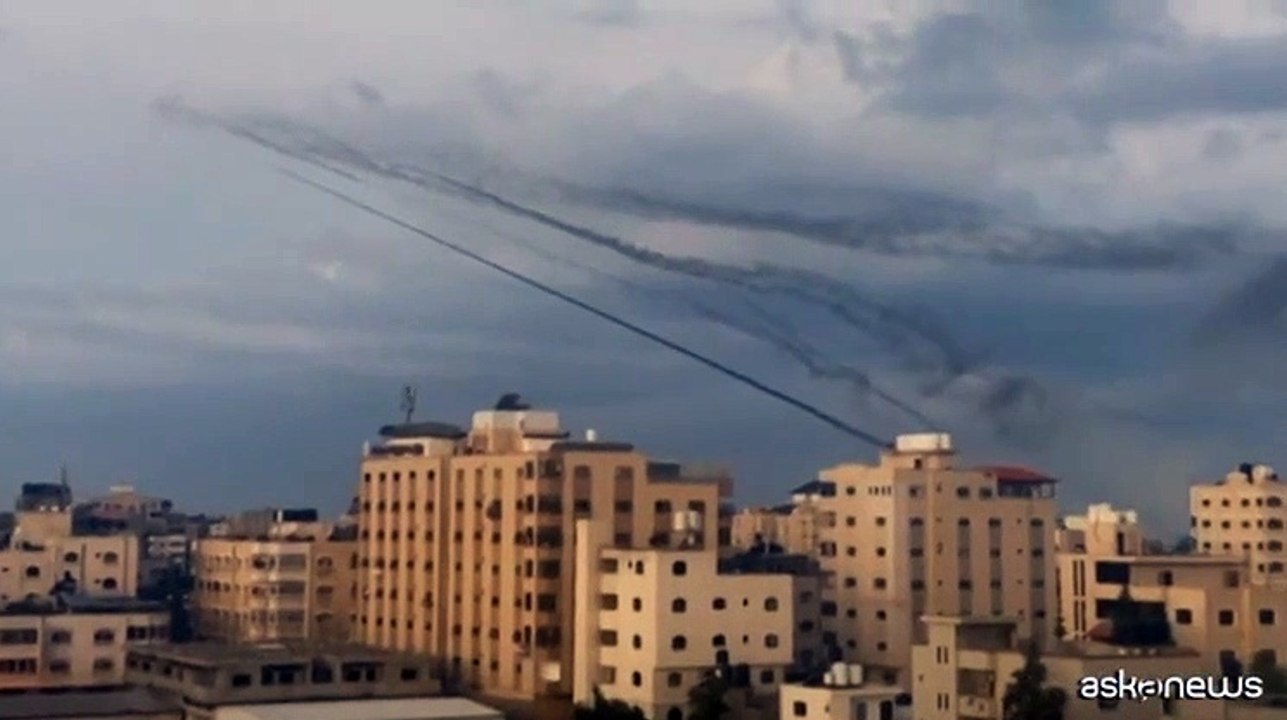L'attacco di Hamas a Israele, migliaia di razzi in cielo