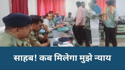 झांसी: शिकायती पत्र की माला पहनकर ग्रामीण पहुंचा अधिकारियों के द्वार