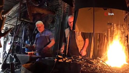 Trois générations tentent de faire perdurer le métier de forgeron.