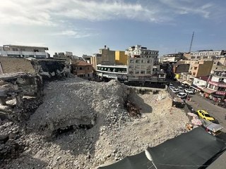 Adana'da turistik bölgede yarım kalan Vakıflar Sarayı enkazı rahatsızlık veriyor