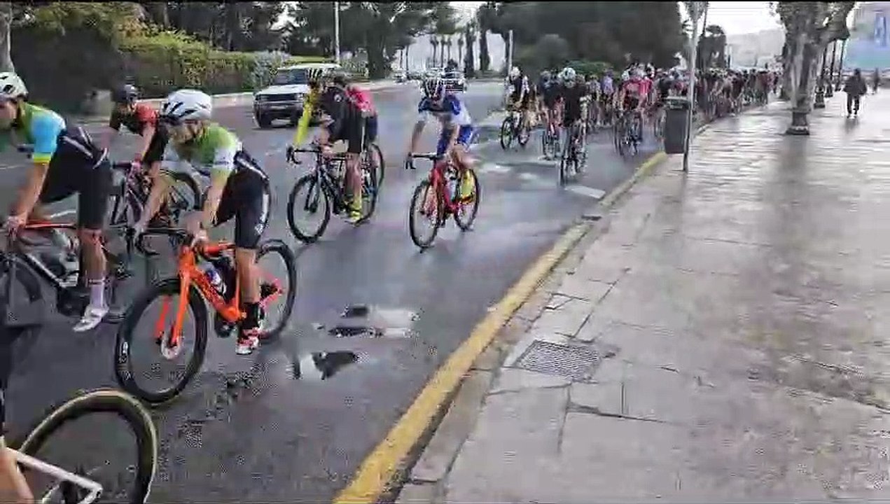Los participantes en el Copa de Europa de Triatlón prueban el trazado