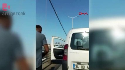 Köprüde trafik kavgası... Ailenin korku dolu anları kamerada