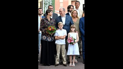 Albert et Charlene de Monaco radieux : Tendre journée en famille avec Jacques et Gabriella, le cou