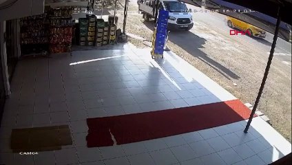 Diyarbakır'da Otobüsün Park Halindeki Otomobile Çarpması Kamerada