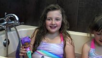 Brincando na Banheira com Brinquedos  Shimmer e Shine