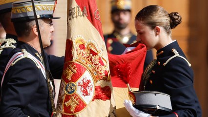 La princesa Leonor besa la bandera en el acto de jura ante los Reyes