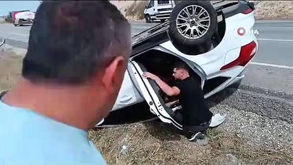 La voiture s'est renversée sur le terre-plein central à Ankara, 2 personnes ont été blessées