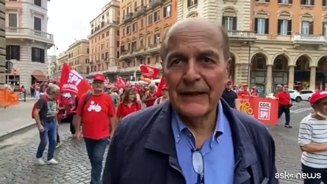 Bersani al corteo Cgil: bisogna difendere la Costituzione