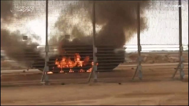 شاهد: احتفال فلسطينيين حول دبابة عسكرية استولت عليها كتائب القسام في عملية طوفان الأقصى