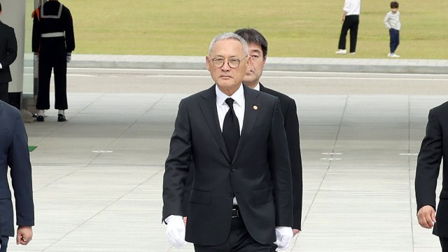 유인촌 신임 문체부 장관, 현충원 참배...재가 뒤 첫 일정 / YTN