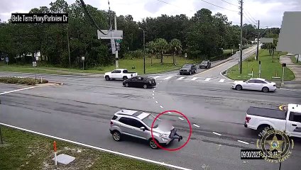 Tentative de fuite après un accident : une femme de 76 ans roule avec un homme sur le capot.