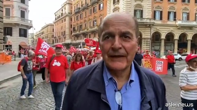 Bersani al corteo Cgil: bisogna difendere la Costituzione