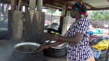 Les femmes de la coopérative Tchérégnimin de Korhogo produisent du beurre de karité à l'aide de machines basiques