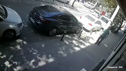 Deux suspects ont volé 693 000 lires à la personne qu'ils suivaient à la sortie de la banque, filmés