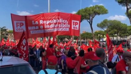 Cgil in piazza con 100 associazioni: è il momento di ribellarci
