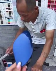 Cet homme arrive à reproduire n'importe quelle couleur avec de la peinture, hallucinant (Vidéo) !