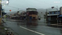 Taiwan, il tifone Koinu soffia oltre i 340 km/h sull'isola delle Orchidee