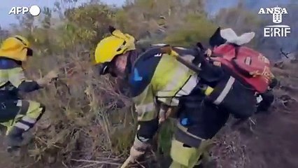 Tenerife, vigili del fuoco al lavoro per estinguere nuovi focolai dell'incendio estivo